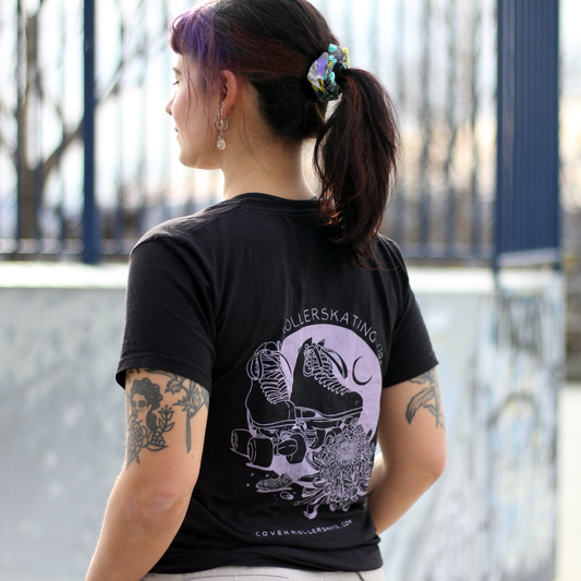 Tshirt Coven "Rollerskating über alles" - maglietta con illustrazione - nera disegno lilla